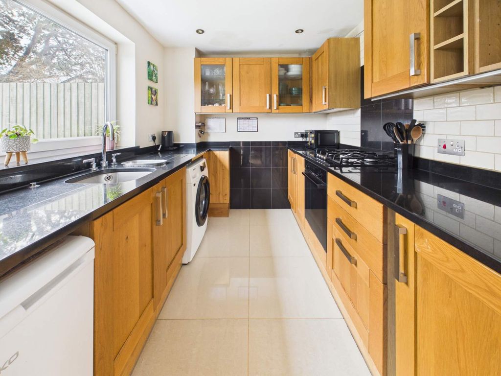 Property photo 3 of 19 Kitchen