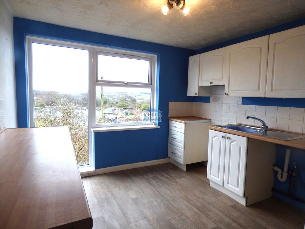 Property photo 2 of 7 Kitchen