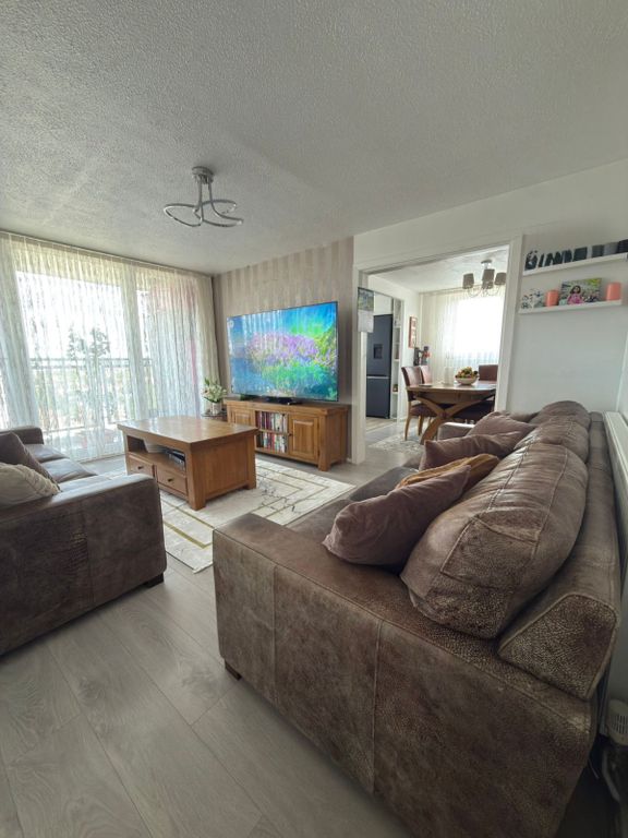 Property photo 1 of 21 Two-Bedroom Flat With Balcony €“ Enfield En3