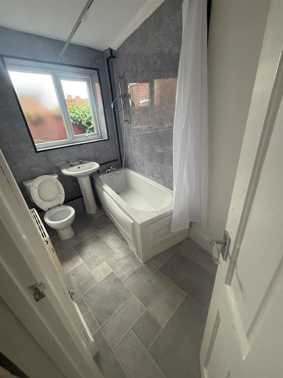 Property photo 3 of 7 3. Bathroom .Jpg