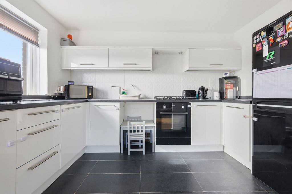 Property photo 2 of 9 Fitted Kitchen