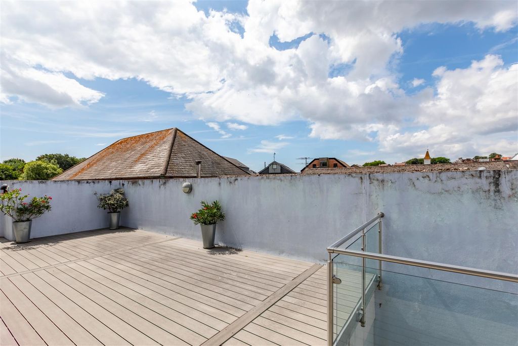 Property photo 3 of 10 Communal Terrace