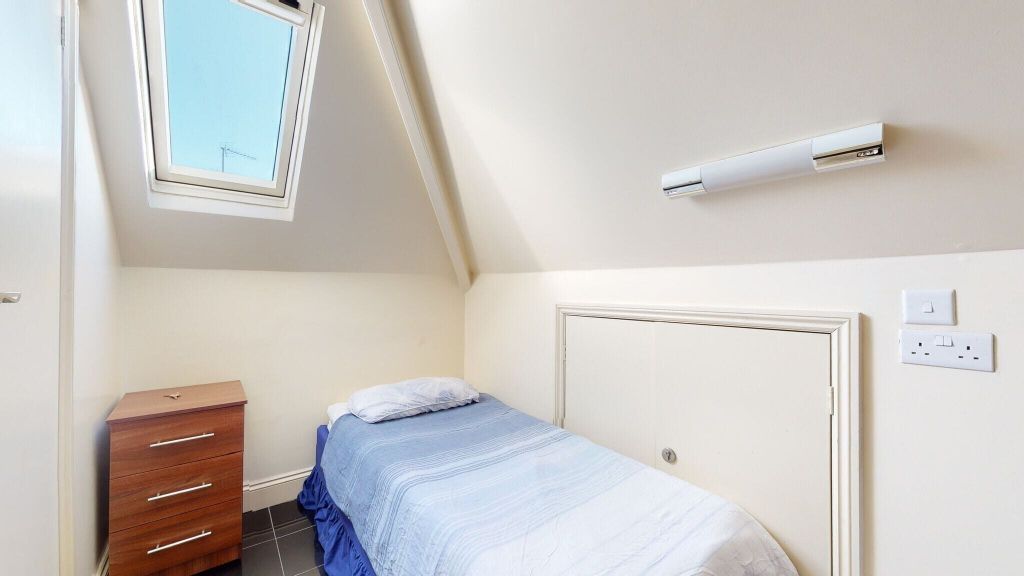 Property photo 1 of 8 Bedroom