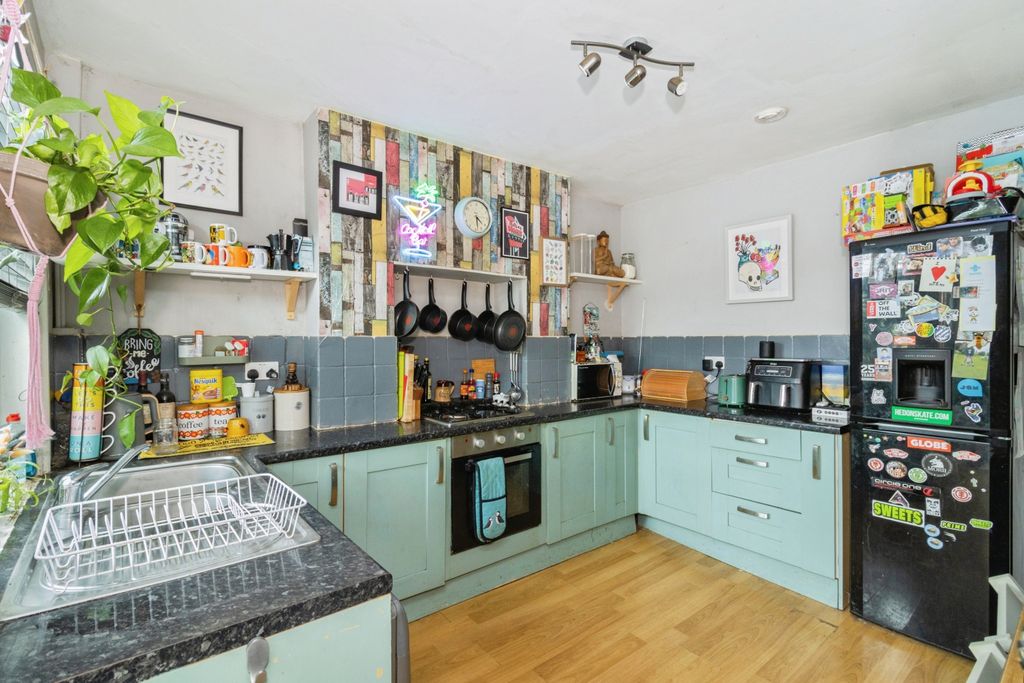 Property photo 3 of 21 Kitchen