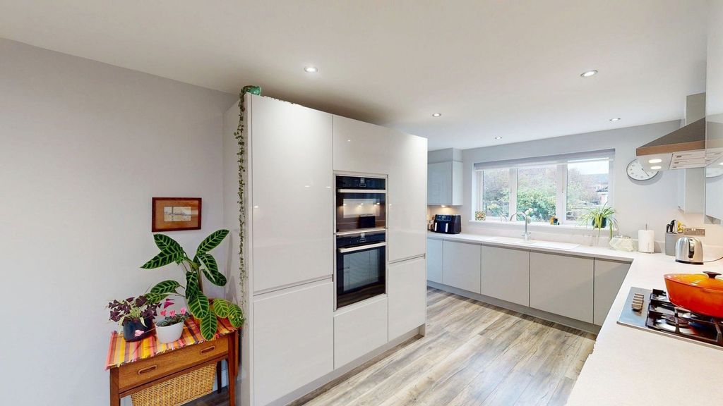 Property photo 3 of 28 Kitchen