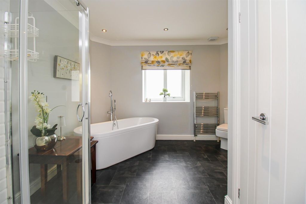 Property photo 2 of 20 Bathroom