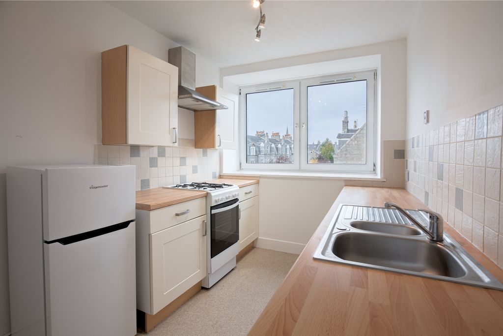 Property photo 3 of 10 Kitchen