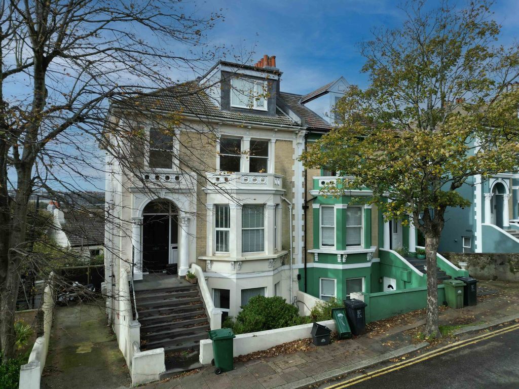 Property photo 1 of 8