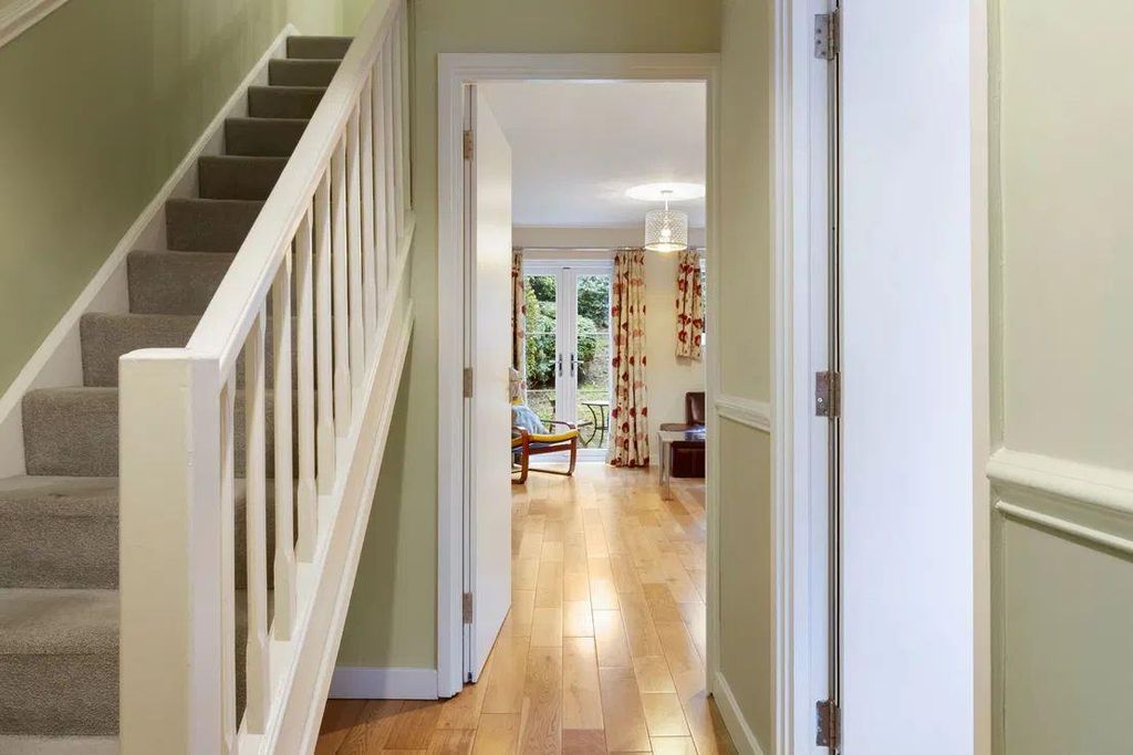 Property photo 3 of 8 Athol Square, E14 - For Sale - Barrain London Esta