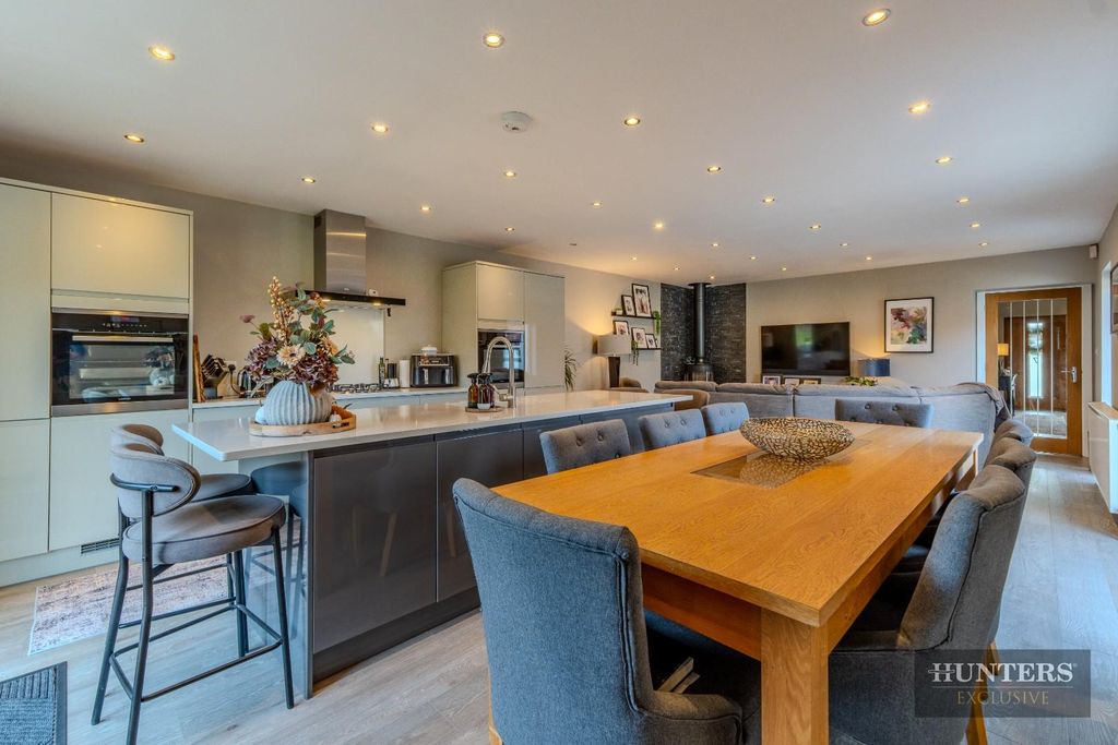 Property photo 3 of 34 Kitchen/Dining/Lounge