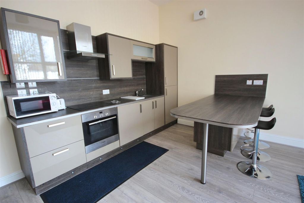 Property photo 3 of 14 Kitchen Area