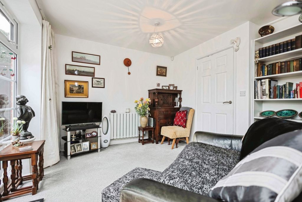 Property photo 2 of 20 Lounge