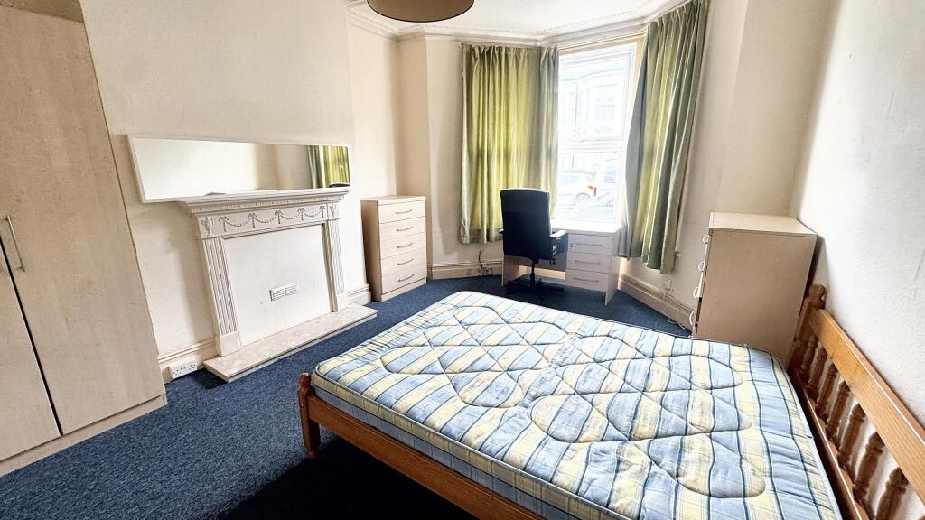 Property photo 3 of 5 A Cozy Double Bedroom Featuring A Wooden Bed Frame...