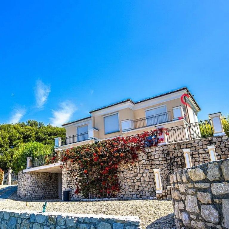 Property photo 1 of 19 Panoramic Villa In Vallecrosia With A Spacious Garden
