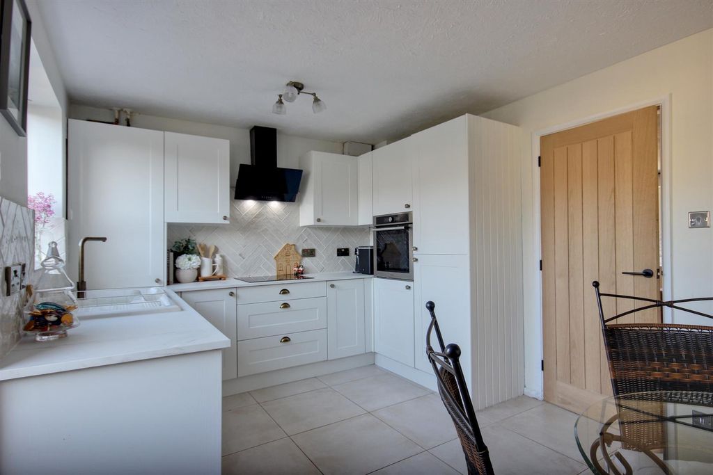 Property photo 3 of 12 Wise Close (7).Jpg