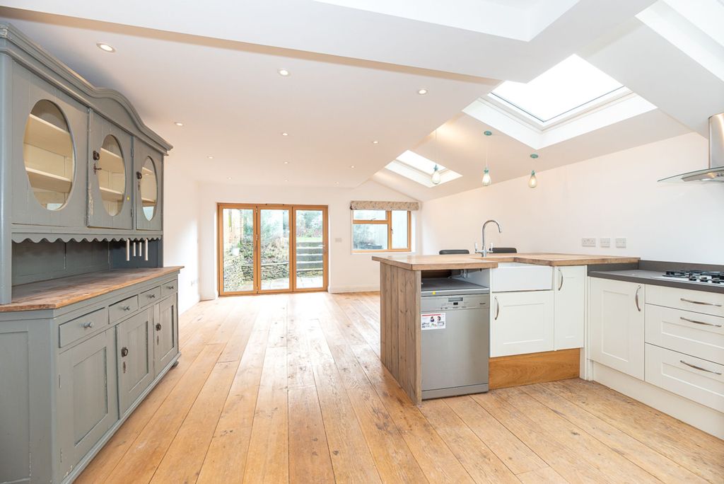 Property photo 1 of 28