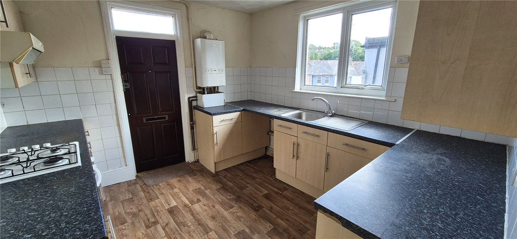 Property photo 3 of 6 Kitchen