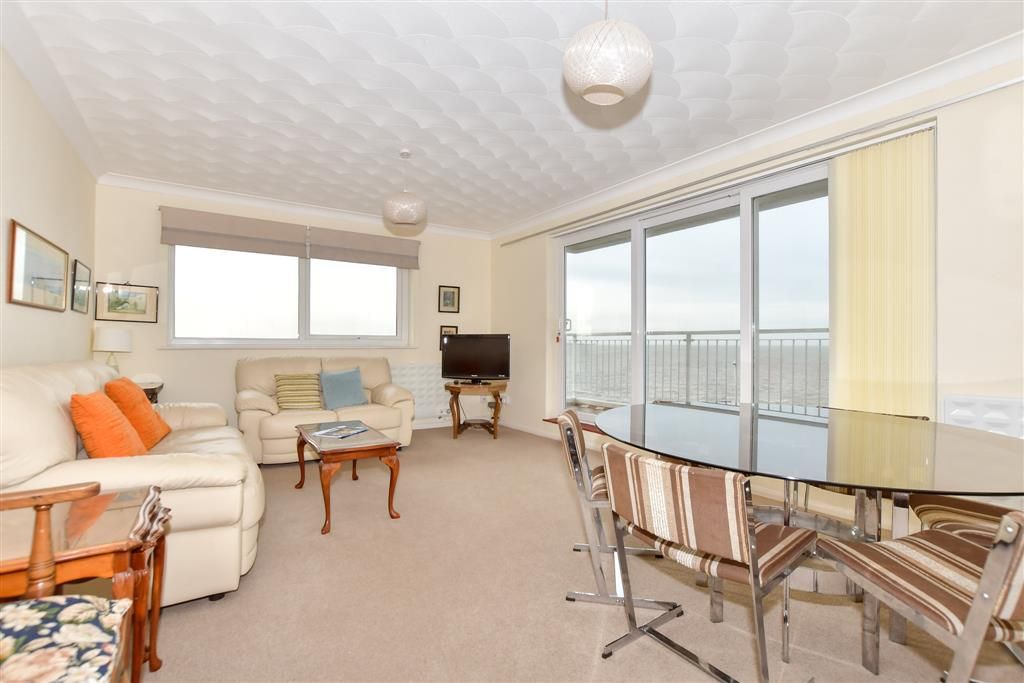 Property photo 2 of 10 Lounge