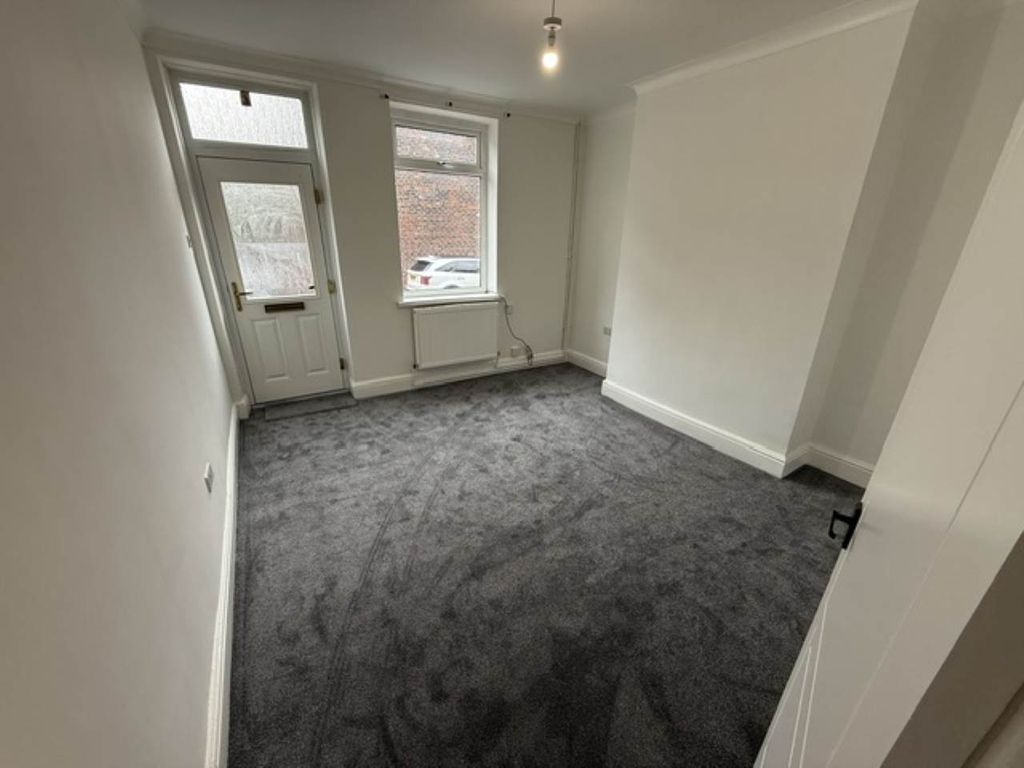 Property photo 3 of 10 Living Room