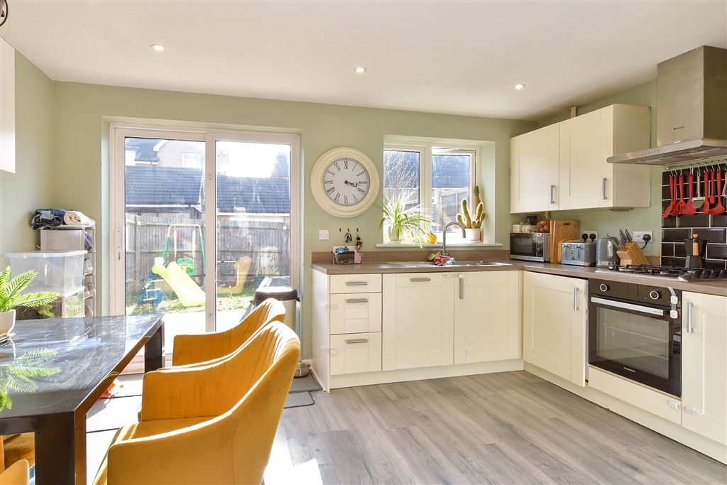 Property photo 2 of 12 Kitchen/Breakfast Area