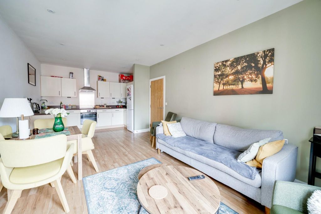 Additional image 4 of 2 bed flat for saleEast Dock, The Wharf, Linslade LU7