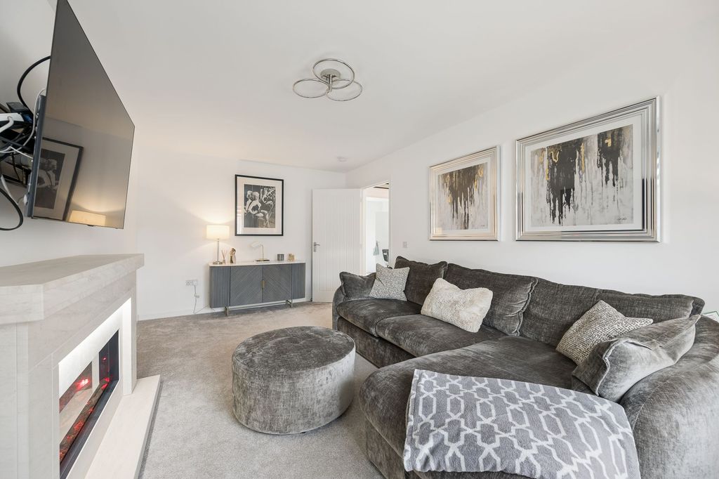 Property photo 3 of 38 Lounge