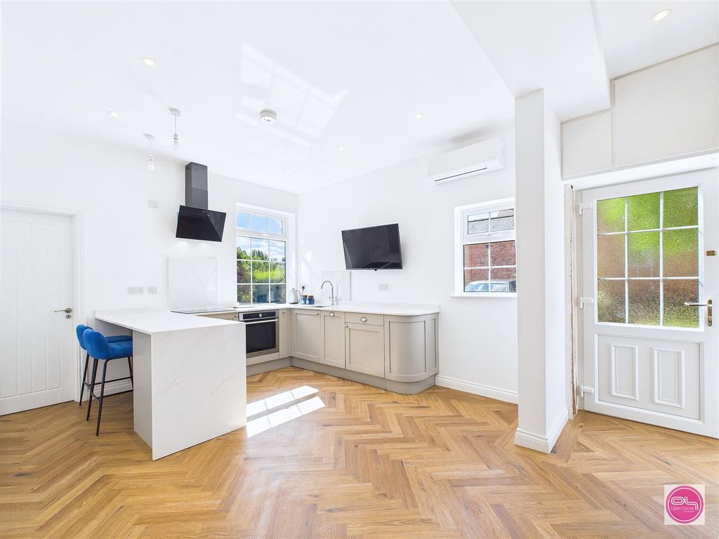 Property photo 1 of 20 Charnwood Road HMO, Shepshed (18).Jpg