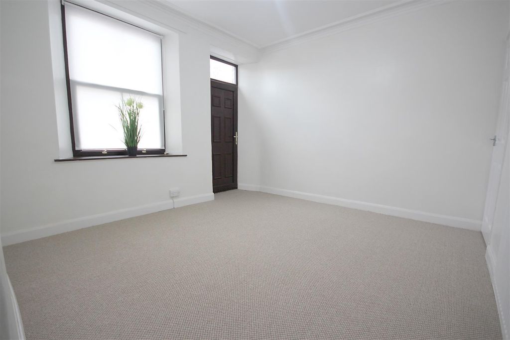 Property photo 3 of 12 Lounge