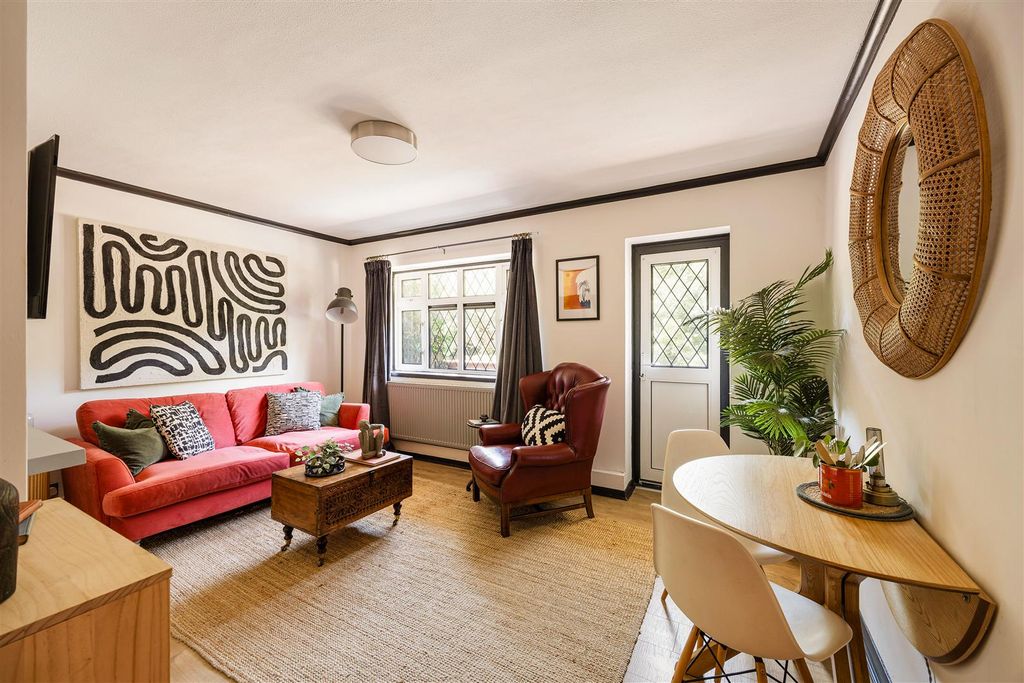 Property photo 1 of 30 Rivenhall Gardens, E18