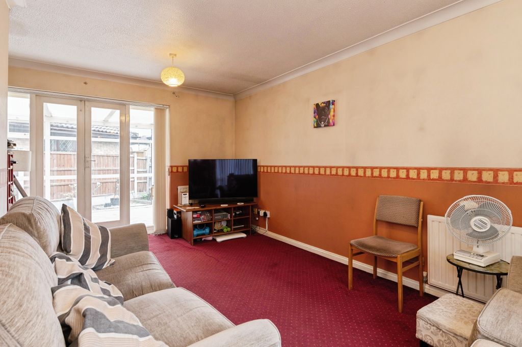 Property photo 3 of 21 32Amershamavenuelangdonhillsbasildonss166Sj-13