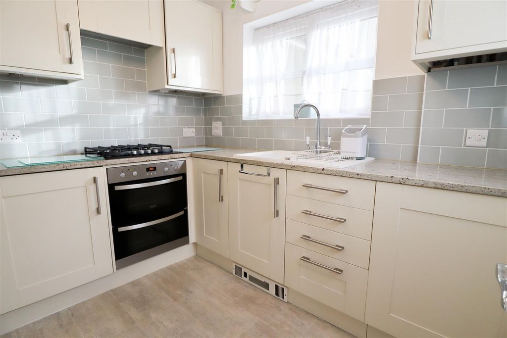 Property photo 3 of 11 Kitchen