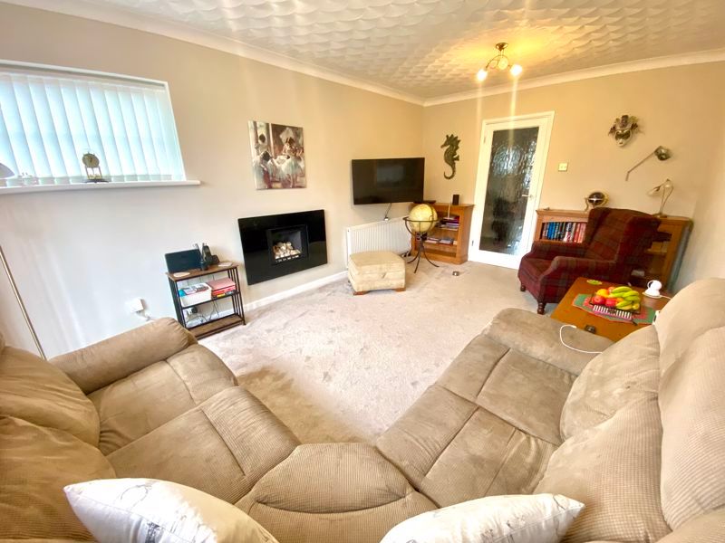 Property photo 3 of 24 Lounge