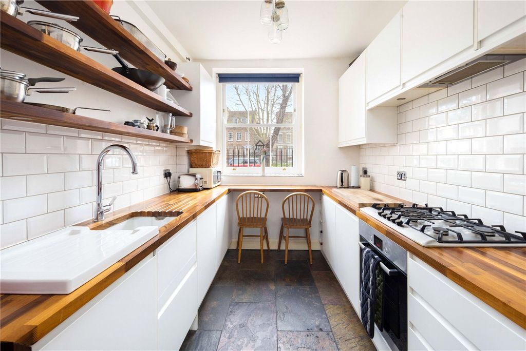 Property photo 3 of 18 Kitchen