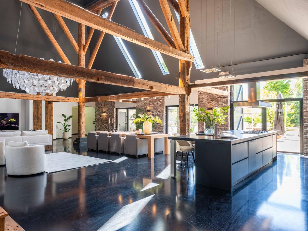 Property photo 2 of 93