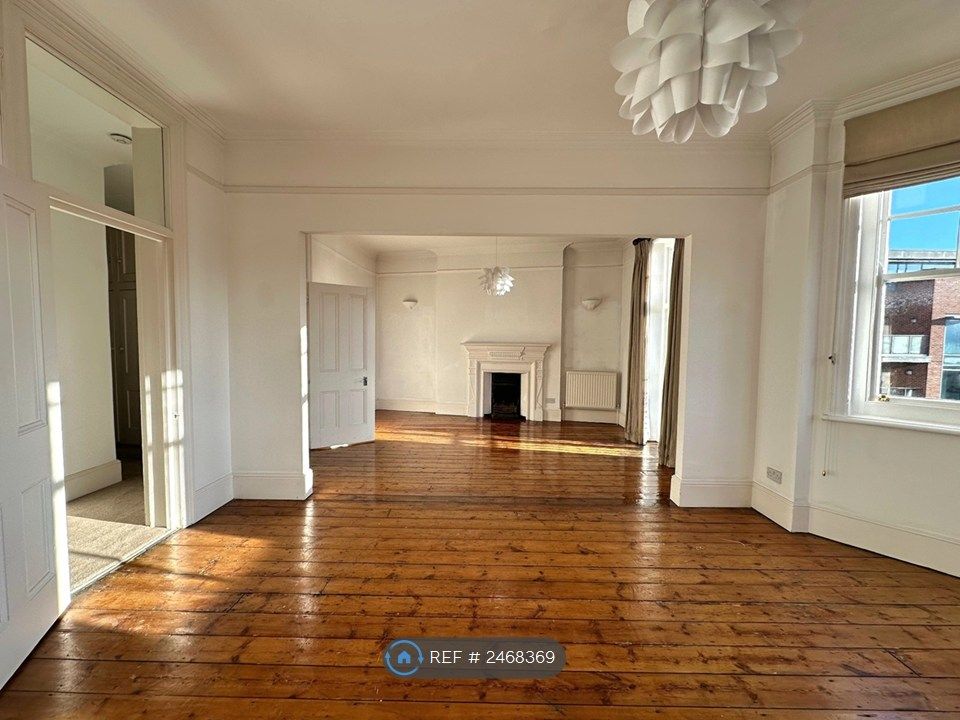 Property photo 3 of 18 Double Living Room