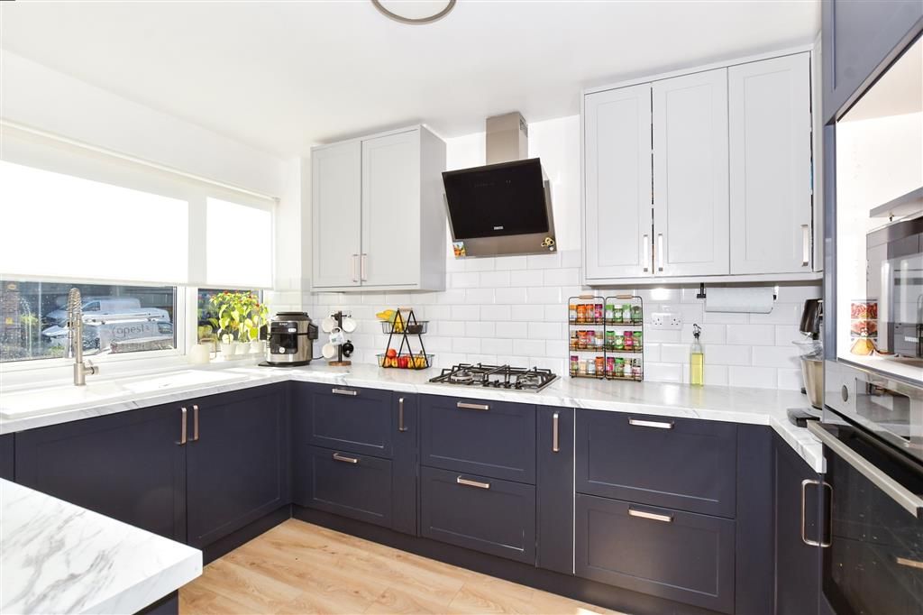 Property photo 3 of 16 Kitchen
