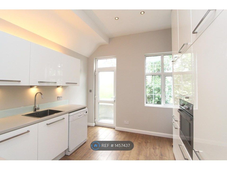 Property photo 3 of 12 Kitchen