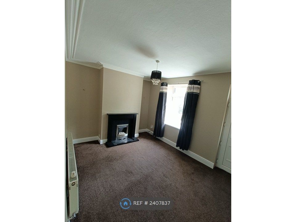 Property photo 2 of 14 Livingroom