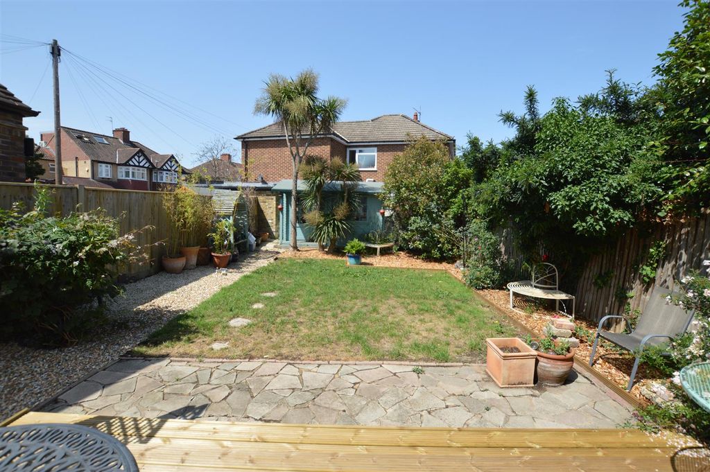 Property photo 3 of 13 20 Melrose Ave Gdn.Jpg