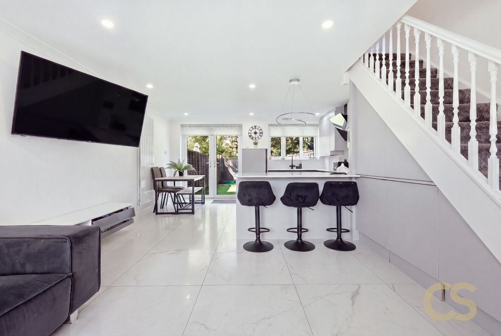 Property photo 2 of 15 5369453