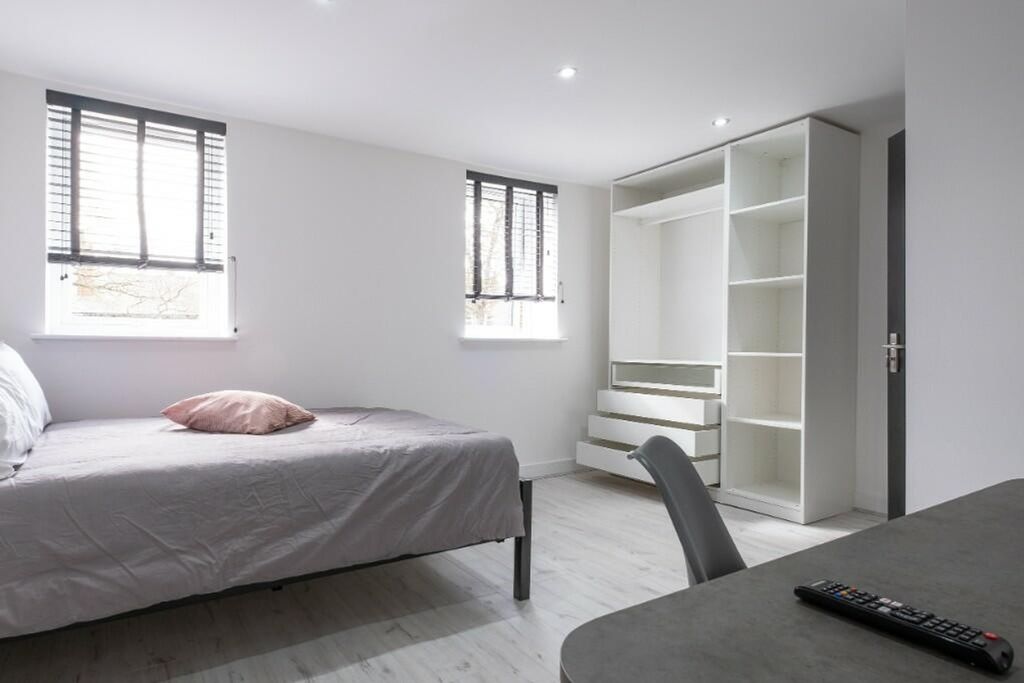 Property photo 2 of 13 A Bright And Spacious Double Bedroom With Modern d...