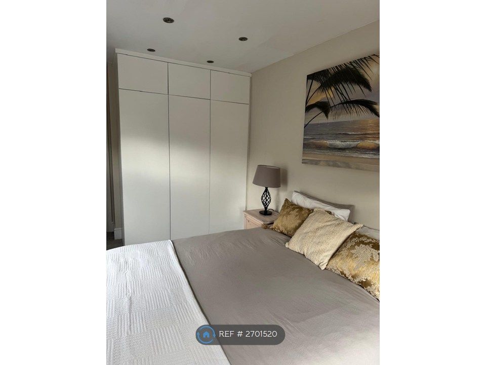 Property photo 2 of 9 Main Bedroom