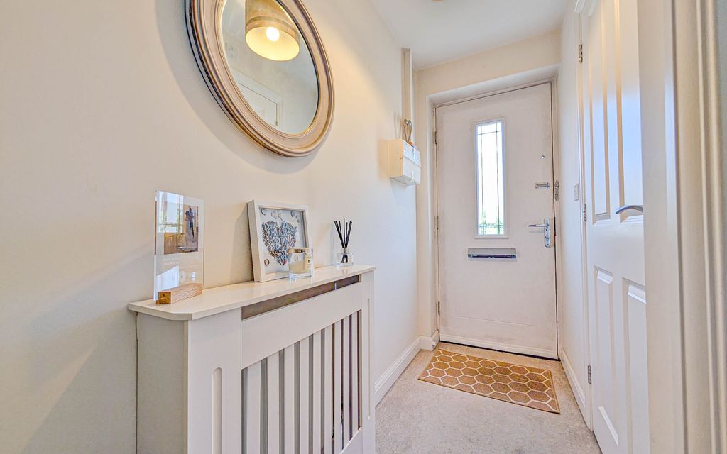 Property photo 3 of 21 Entrance Hall