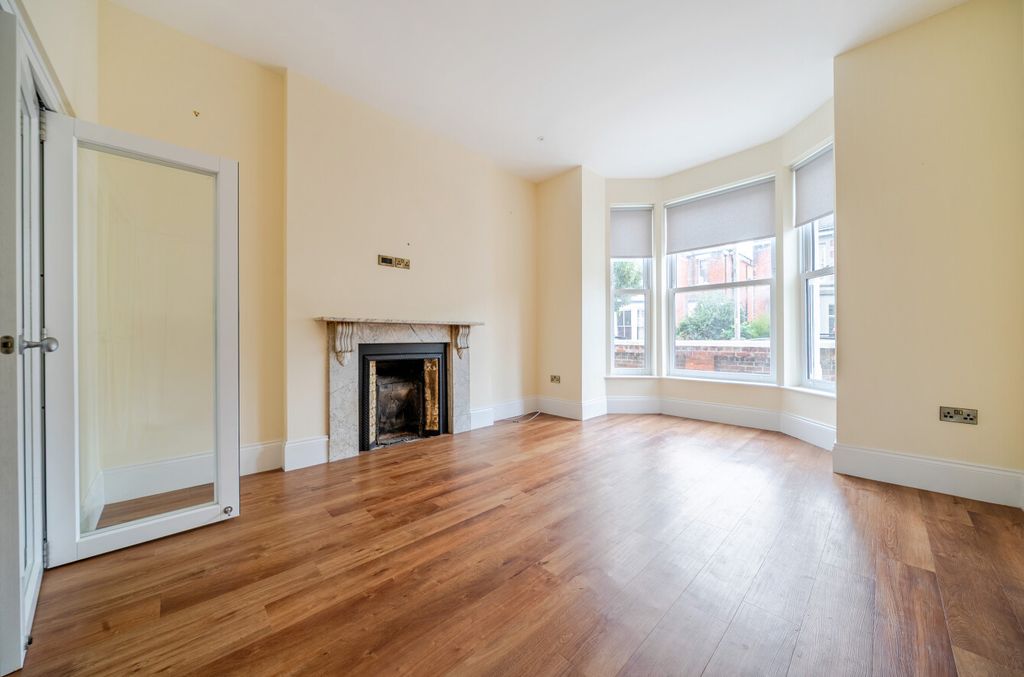Property photo 2 of 15 1354348-10-68c1Af...