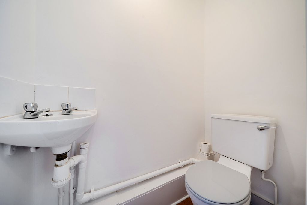Property photo 3 of 18 Bathroon