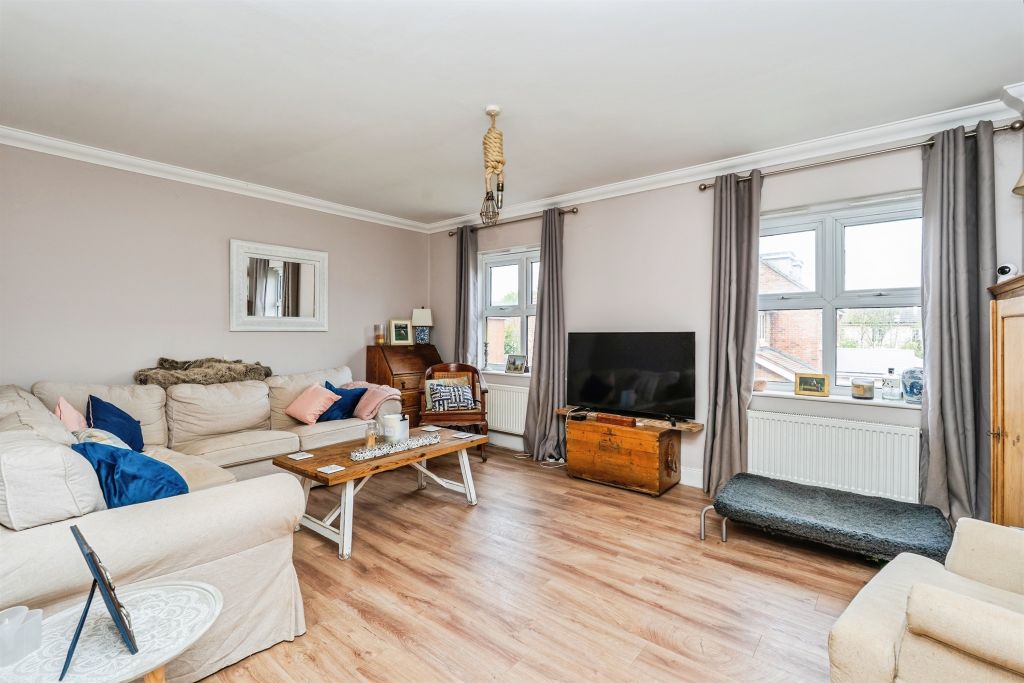 Property photo 2 of 16 Lounge