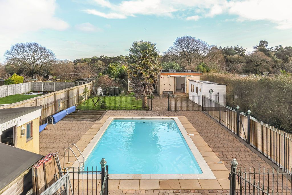 Property photo 2 of 27