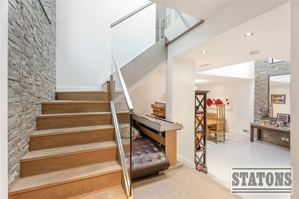 Property photo 2 of 28 Picture No. 11