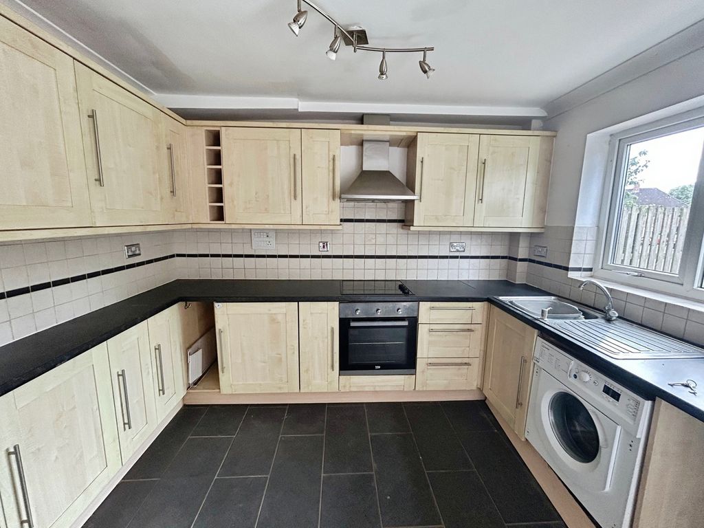 Property photo 3 of 16 Kitchen