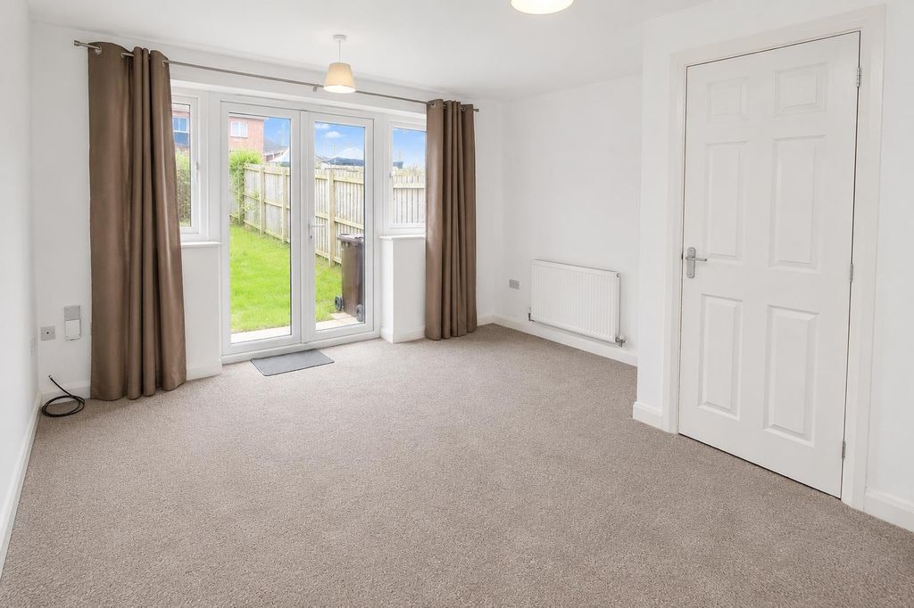 Property photo 2 of 8 Bright Living Room With Garden Access...